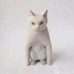 ペンギン座りの白猫さんを木彫りで作りました