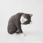 毛づくろいする黒白猫さんを木彫りで作りました