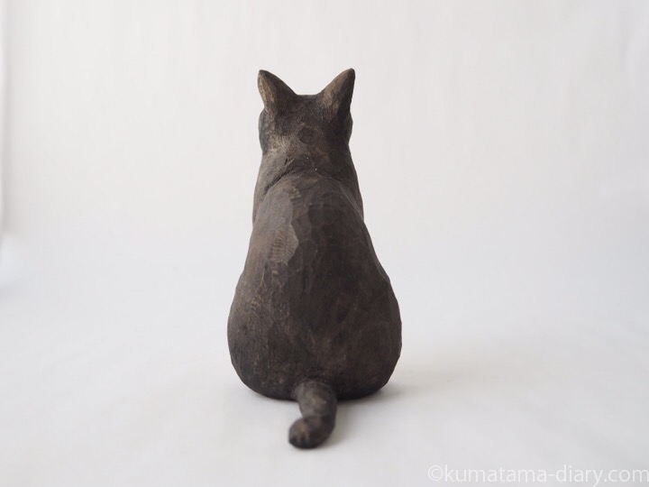 黒白猫さん木彫り猫後ろ