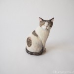 ねむねむなキジトラ白猫さんを木彫りで作りました