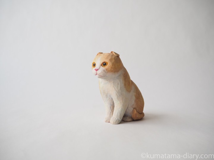 クリームスコティッシュ木彫り猫