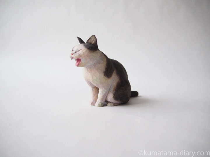 あくび黒白猫さん木彫り猫