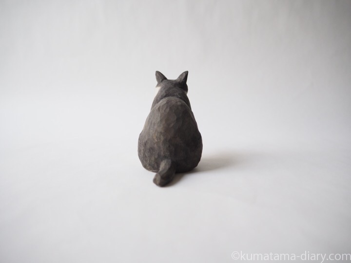 あくび黒白猫さん木彫り猫後ろ