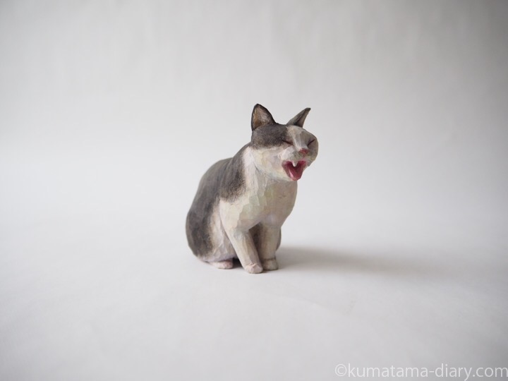 あくび黒白猫さん木彫り猫