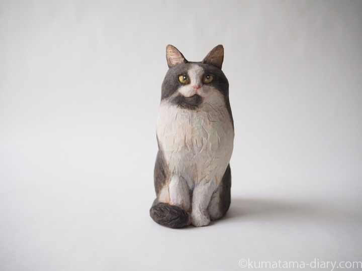 長毛黒白猫さん木彫り猫