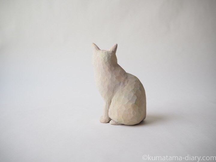 ほぼ白猫さん木彫り猫