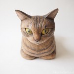 香箱座りのキジトラ猫さんを木彫りで作りました