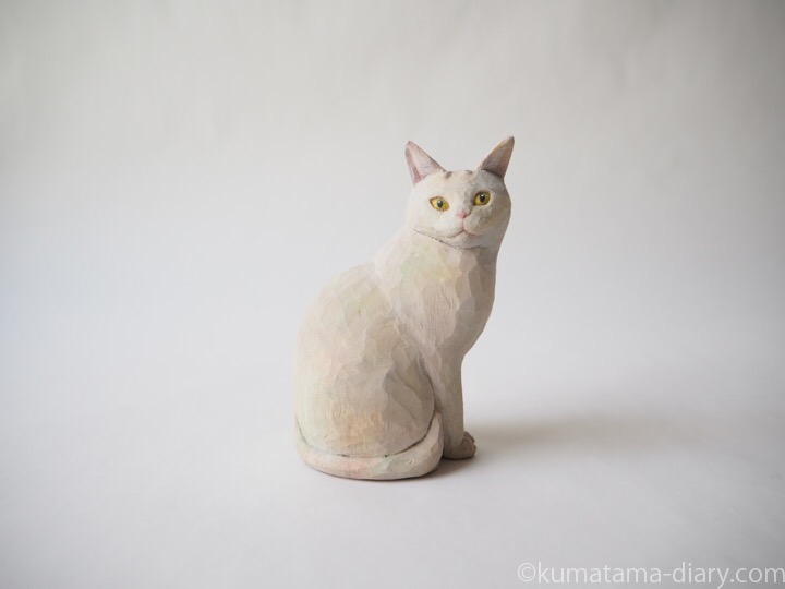 ほぼ白猫さん木彫り猫