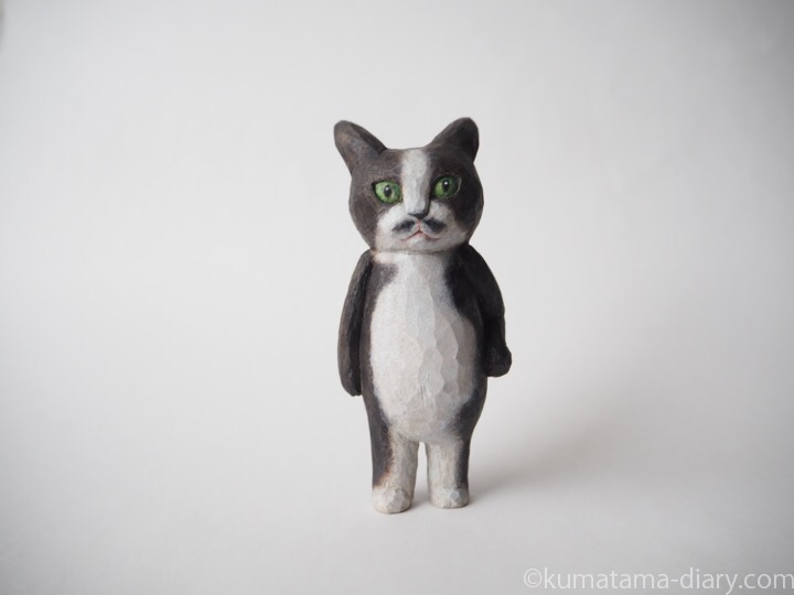 黒白猫さん木彫り猫