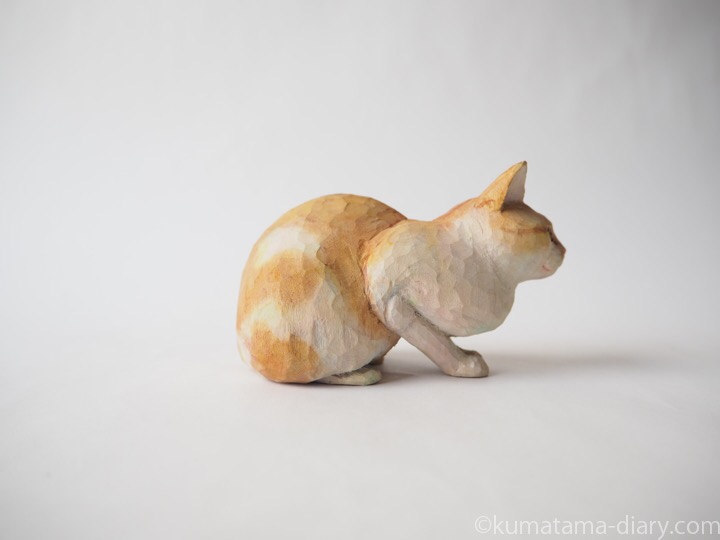 茶トラ白猫さん木彫り猫右