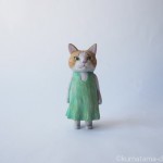 ワンピースを着た茶トラ白猫を木彫りで作りました