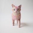 ピンク木彫り猫
