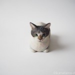 香箱座りのサバトラ白猫さんを木彫りで作りました