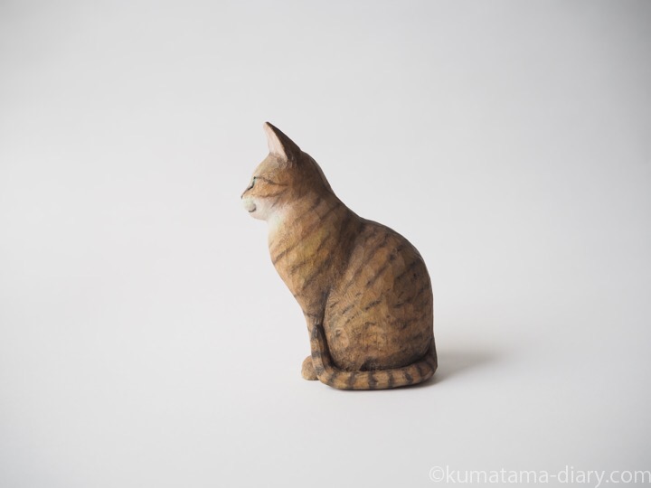 キジトラ猫さん木彫り猫左