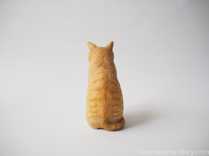 茶トラ白猫さん木彫り猫後ろ