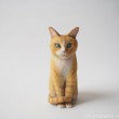 茶トラ白猫さん木彫り猫