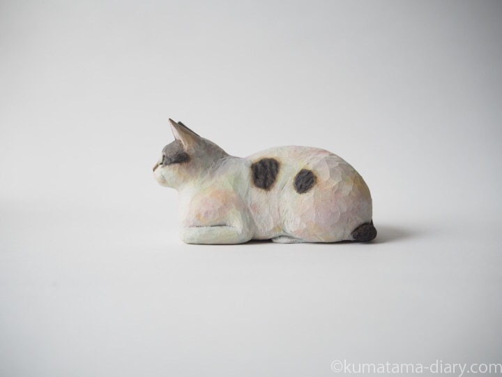 サバトラ白猫さん木彫り猫左