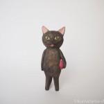 エビのけりぐるみを抱える黒猫を木彫りで作りました