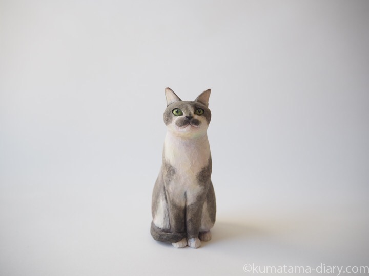 グレー白猫さん木彫り猫