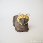 かぶりものをした黒猫さんを木彫りで作りました