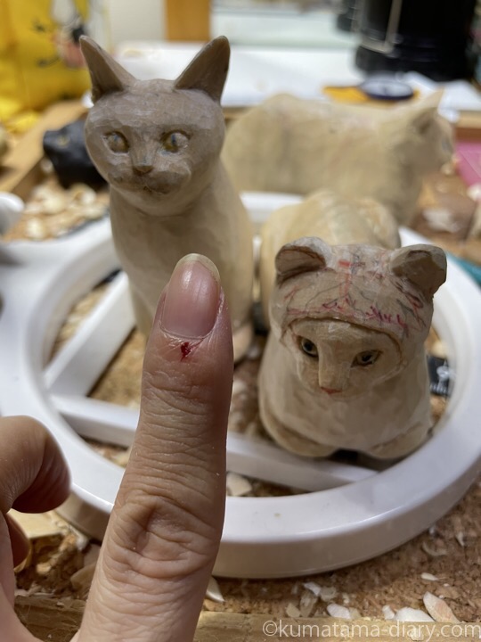 ケガした指と木彫り猫
