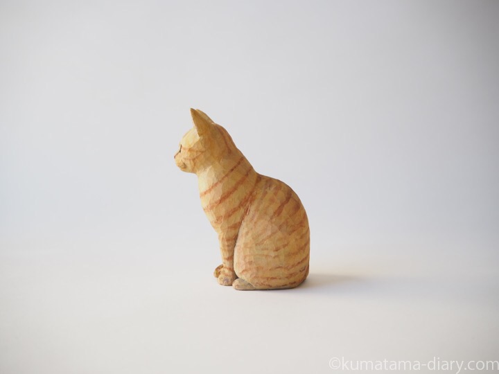 茶トラ猫さん木彫り猫左