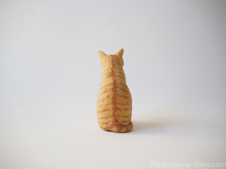 茶トラ猫さん木彫り猫後ろ