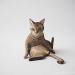 足を開いたキジトラ猫さんを木彫りで作りました
