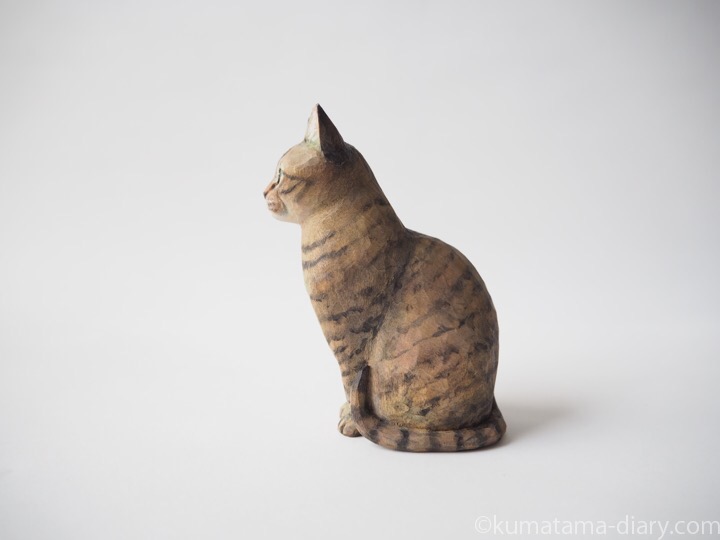 キジトラ猫さん木彫り猫左
