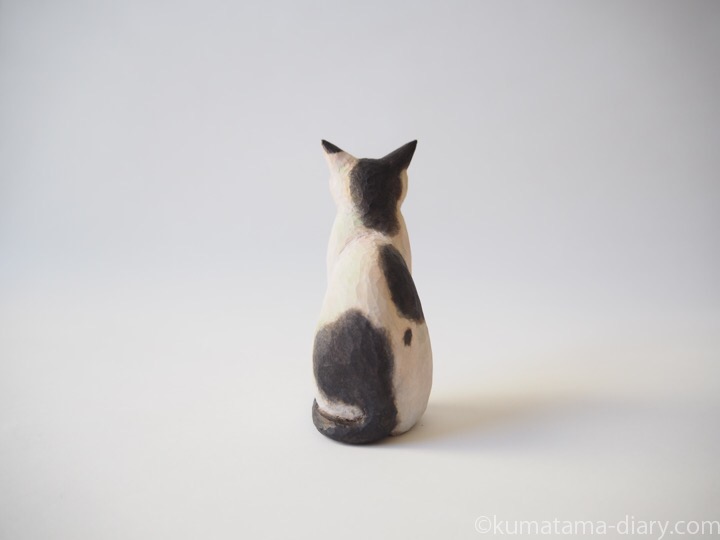 白黒猫さん木彫り猫後ろ