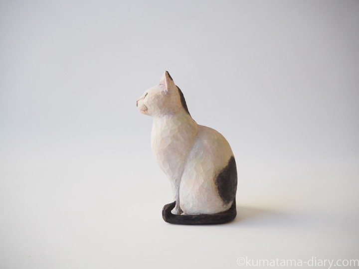 白黒猫さん木彫り猫左