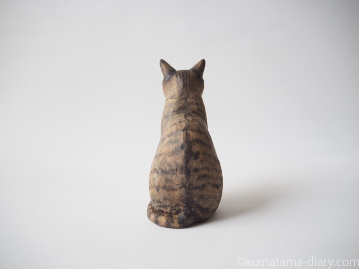 キジトラ猫さん木彫り猫後ろ
