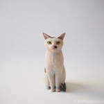 見上げる白黒猫さんを木彫りで作りました