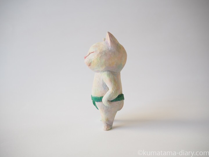白猫力士の木彫り猫左