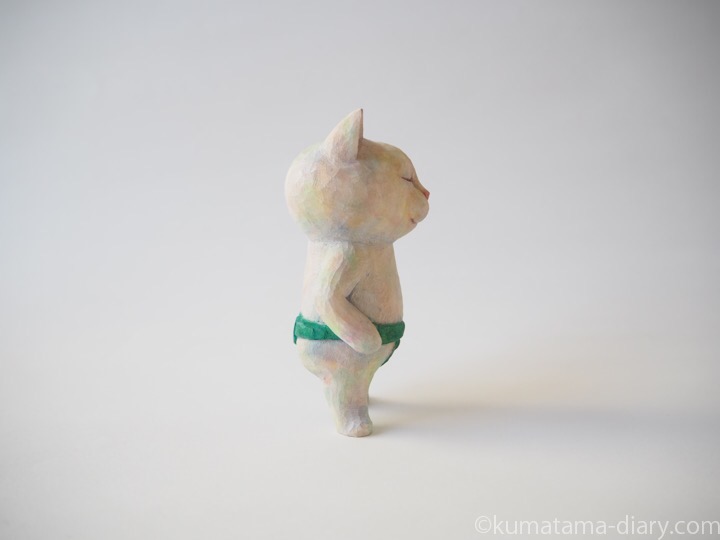 白猫力士の木彫り猫右