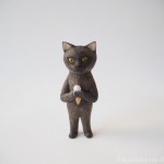 アイスを持つ黒猫を木彫りで作りました