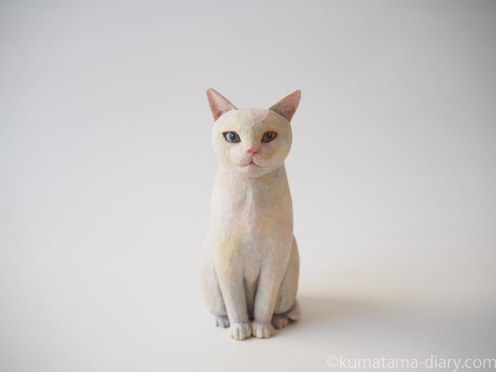 オッドアイ白猫さん木彫り猫