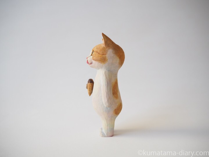 たまきアイス木彫り猫左
