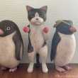 木彫りペンギンと猫