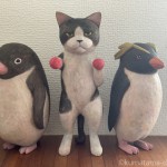 木彫りのアデリーペンギンとイワトビペンギンと猫