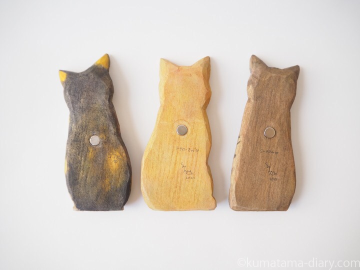 3匹の木彫り猫マグネット裏