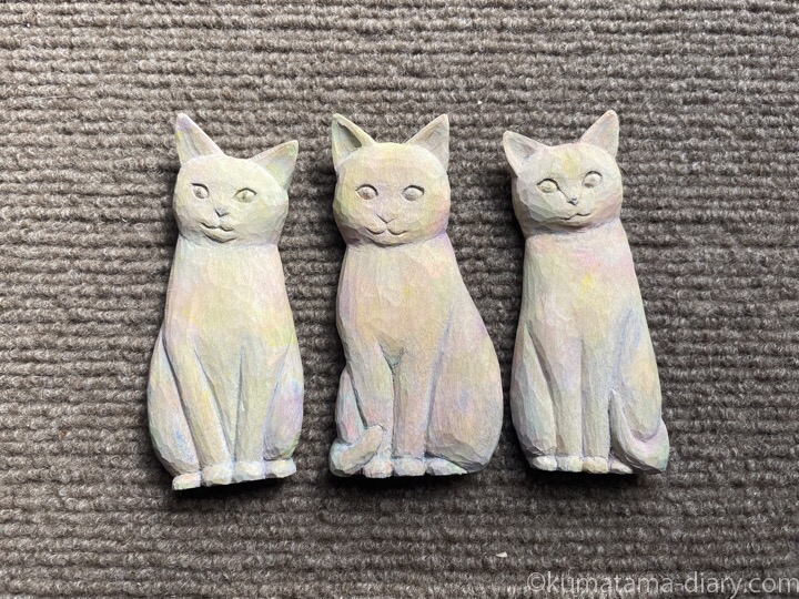3匹の木彫り猫マグネット途中