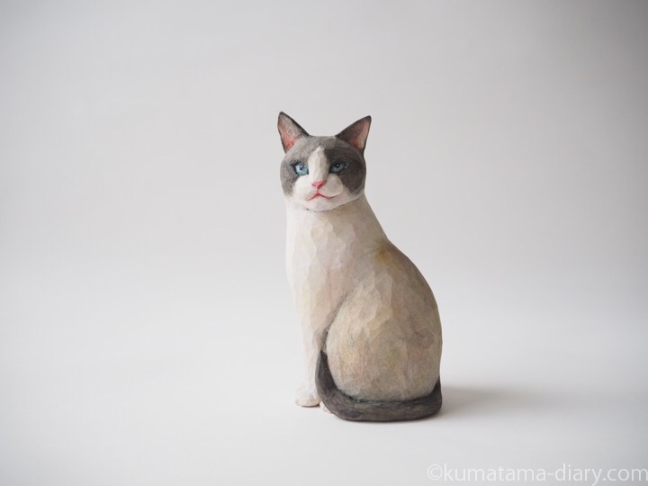 ニヤリとする木彫り猫