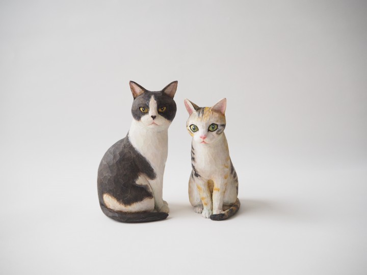 黒白猫と三毛猫の木彫り猫