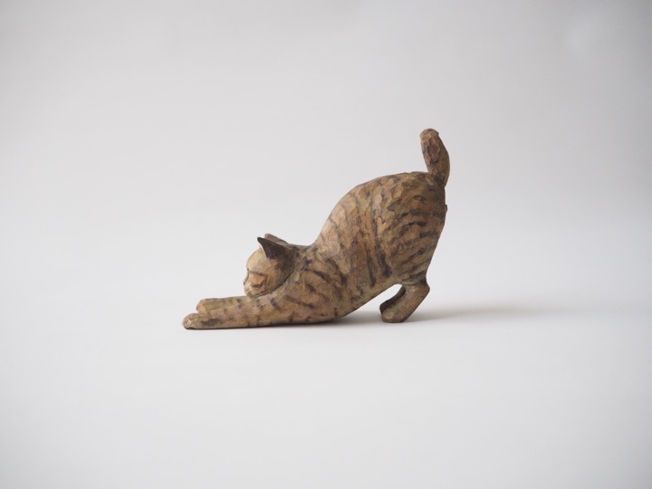 キジトラ猫さん木彫り猫伸び
