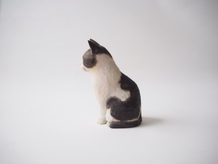黒白猫さん木彫り猫左