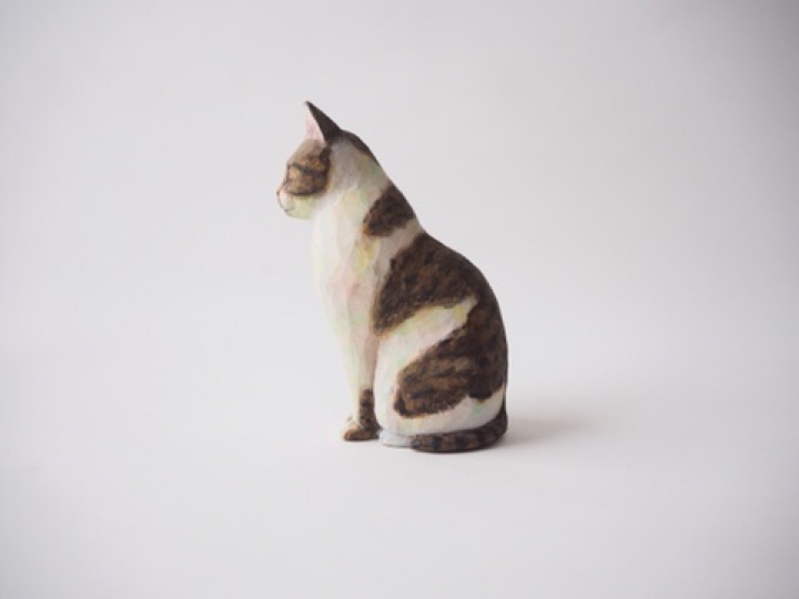 キジトラ白猫さん木彫り猫左