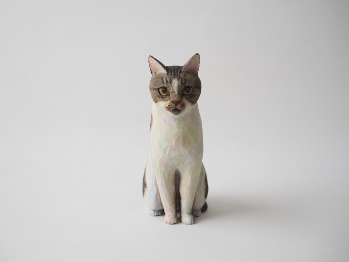キジトラ白猫さん木彫り猫
