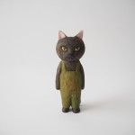 オーバーオールを着た黒猫の木彫りを作りました