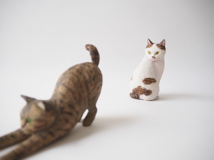 ふり向くキジトラ白猫さん木彫り猫